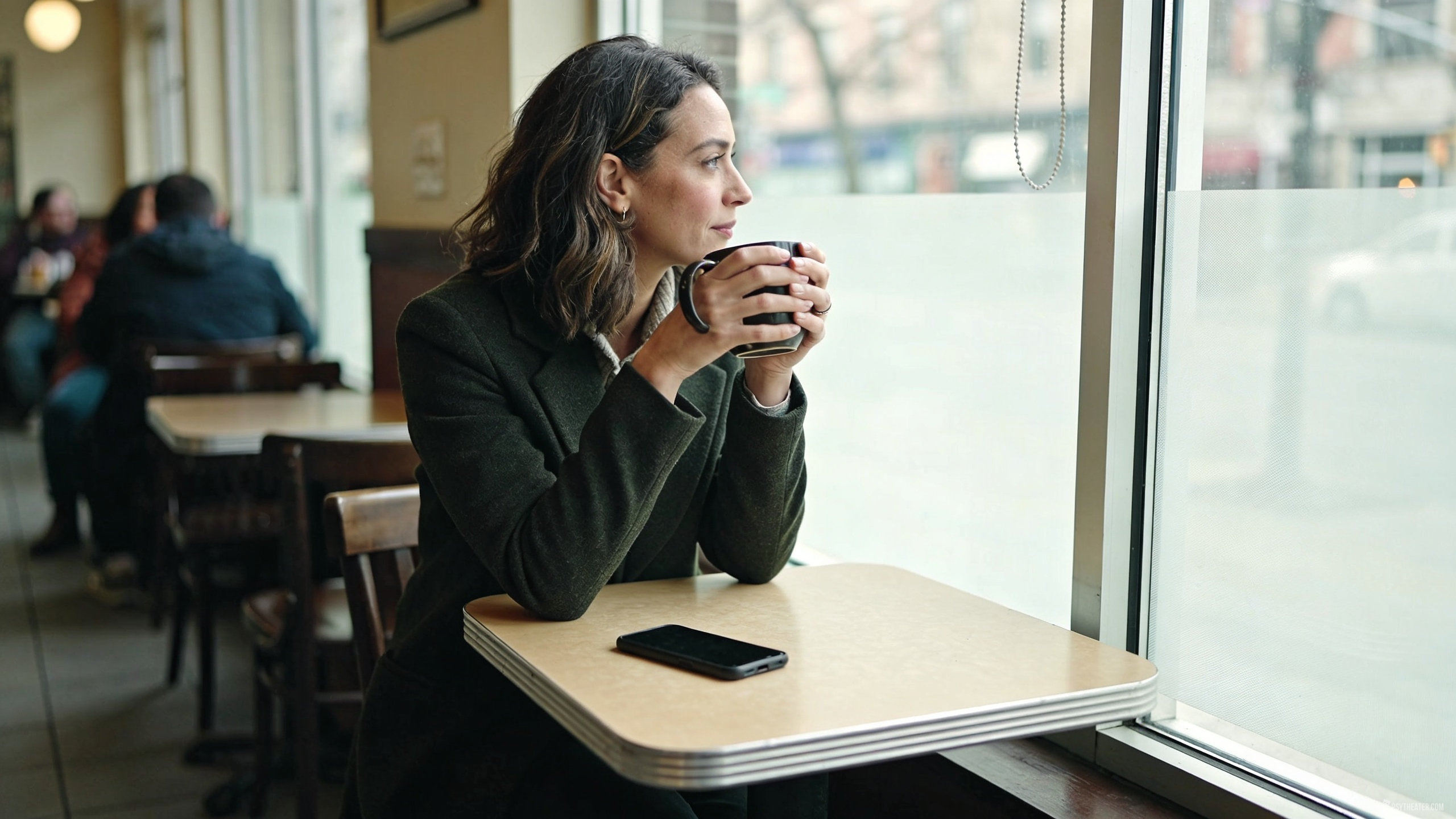 Everyday Habits That Quietly Keep You Isolated and Block Real Friendships PsyTheater.com