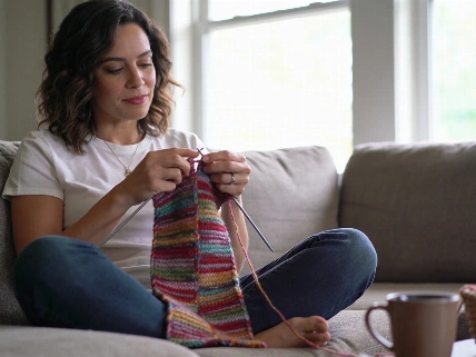 Knitting Calms the Mind and Rebuilds Self-Esteem When Anxiety Peaks PsyTheater