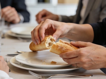 Cutting Bread at the Table: The Etiquette Mistake Most Americans Miss PsyTheater
